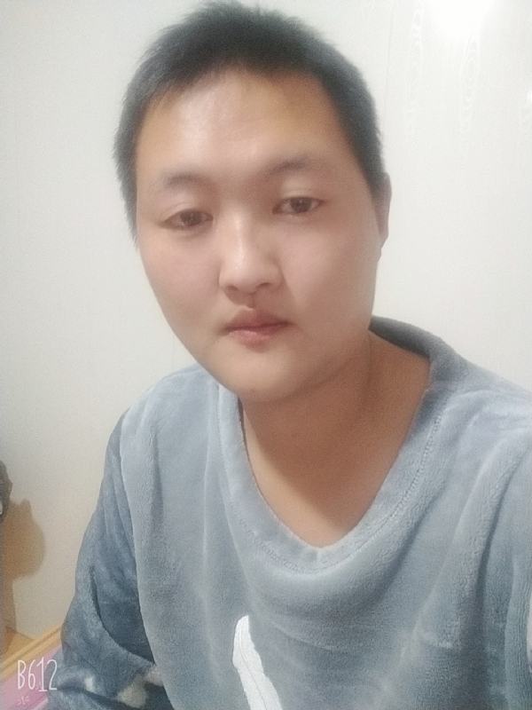烟圈里透着伤的第二张照片--石家庄相亲服务中心